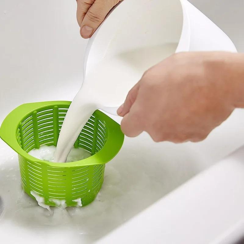 lait verse sur passoir kit fromage maison micro cheese